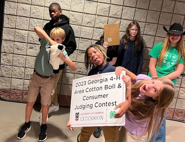 2024 Cotton Boll & Consumer Judging Team mugging for camera.